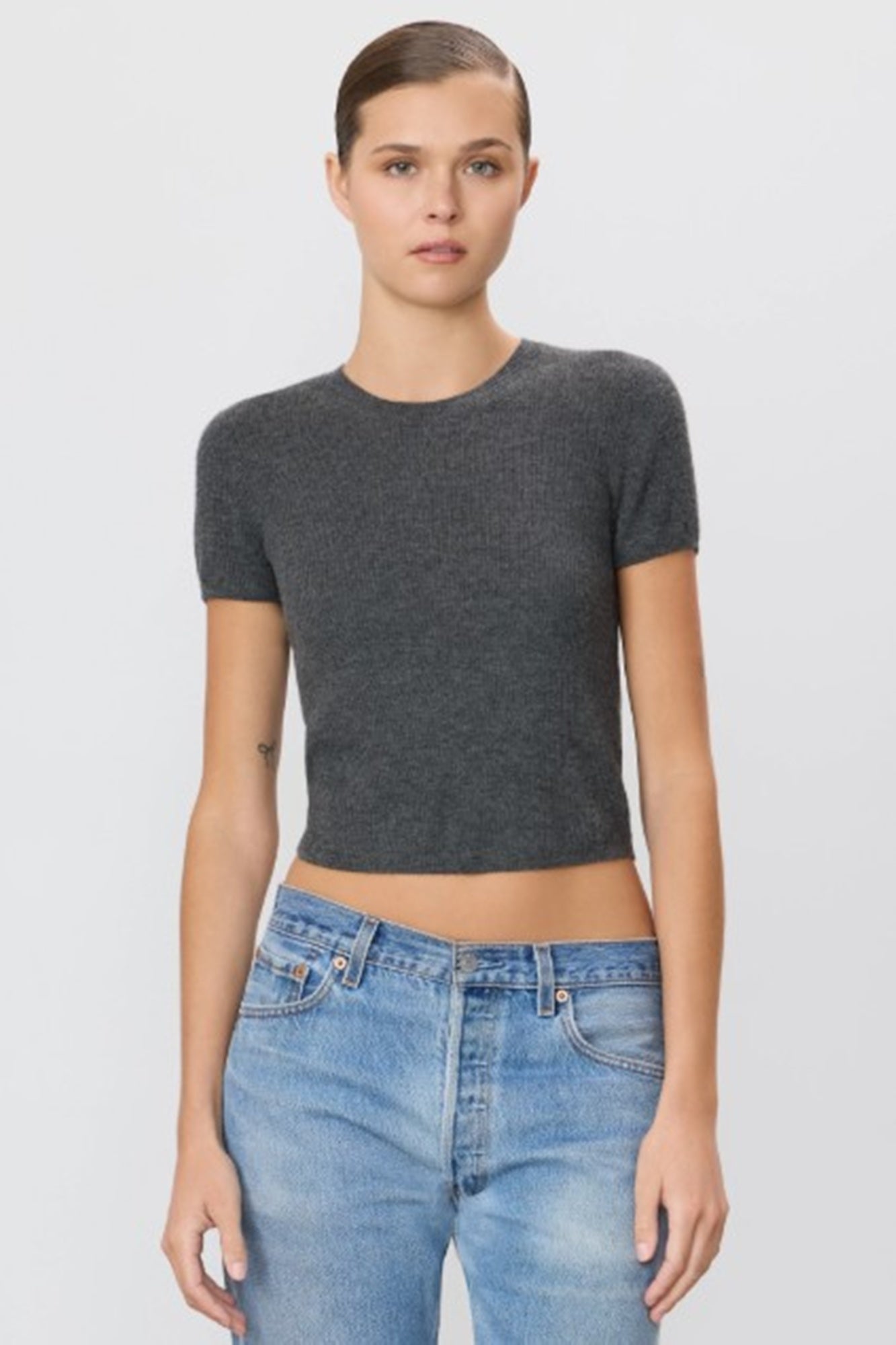 model wearing the Eterne ribbed stitch tee in charcoal