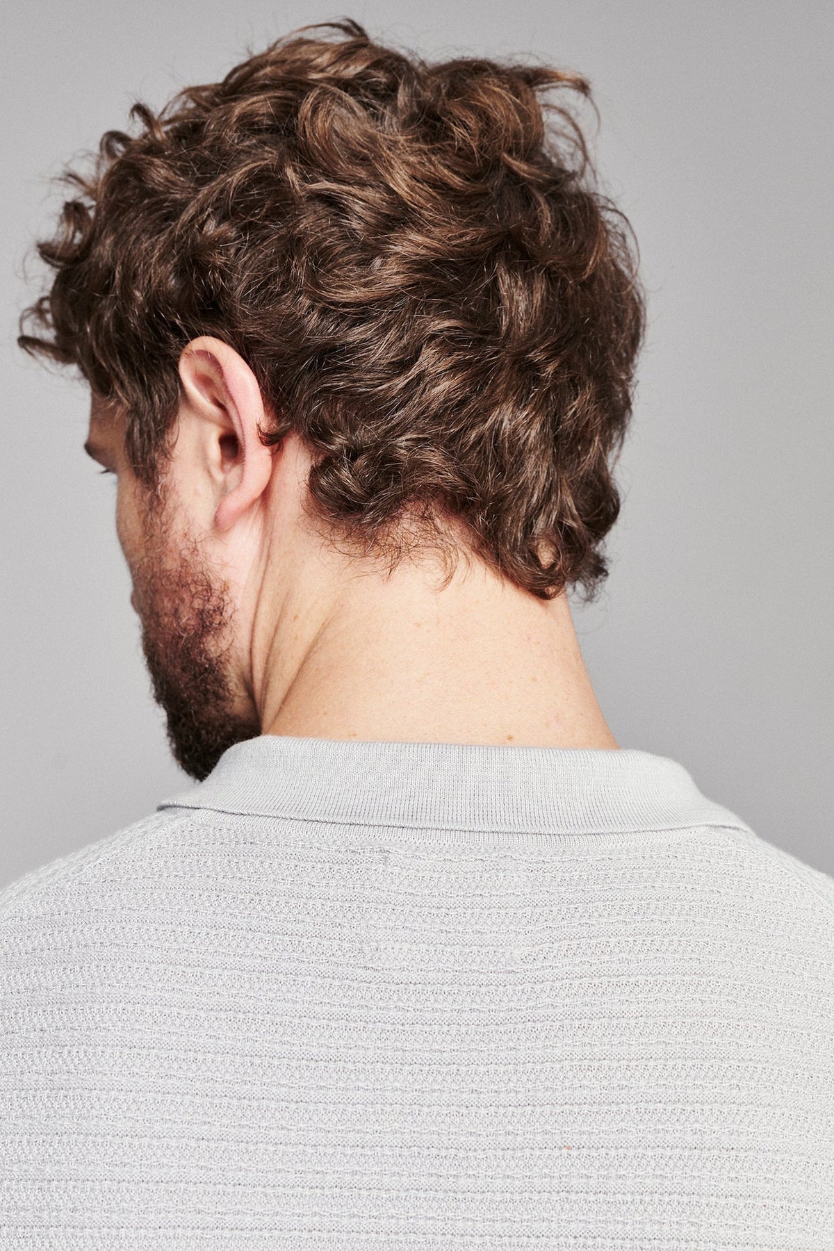 Billy Reid Long Sleeve Lachlan Links Polo in light grey textured cotton, back view of the collar and shoulders