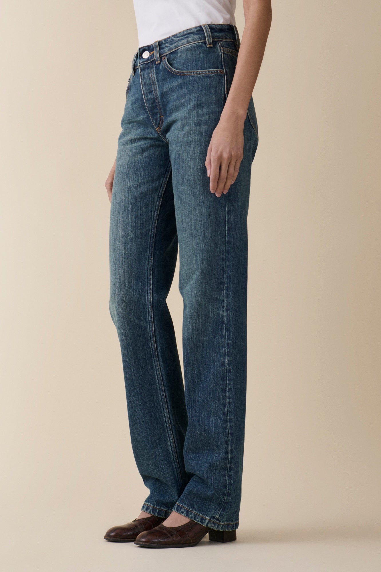 image of a model wearing the Jeanerica Sisli Jeans in Tinta Verde