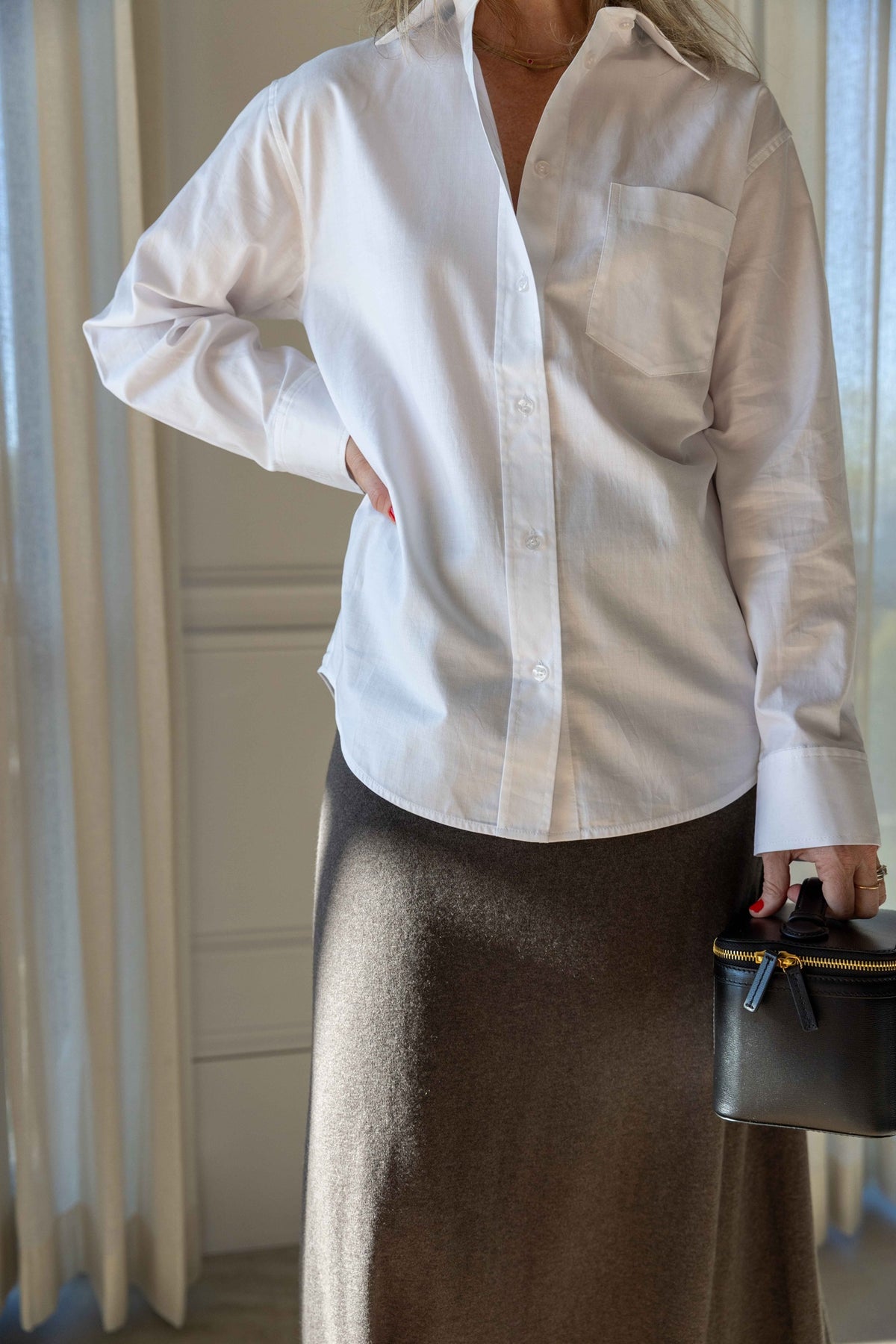 by Malene Birger Audrey Top in white organic cotton, relaxed button-front shirt with chest pocket, worn with a grey maxi skirt and black vanity bag