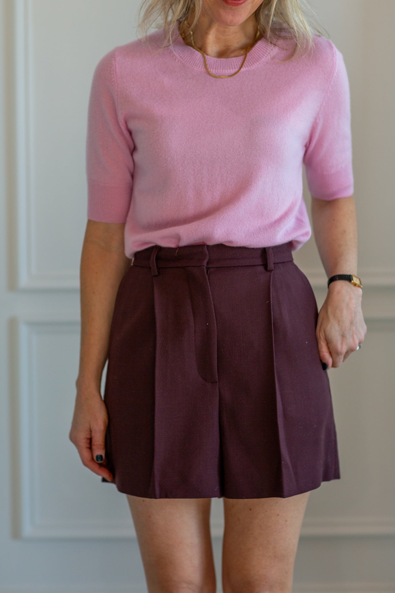 model wearing the herskind therese sweater and reggy shorts