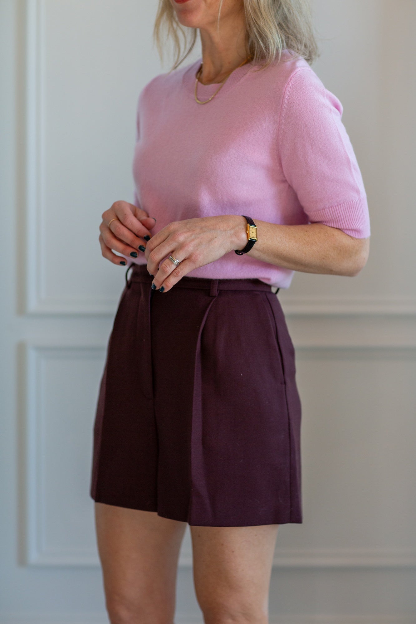 model wearing the herskind therese sweater and reggy shorts