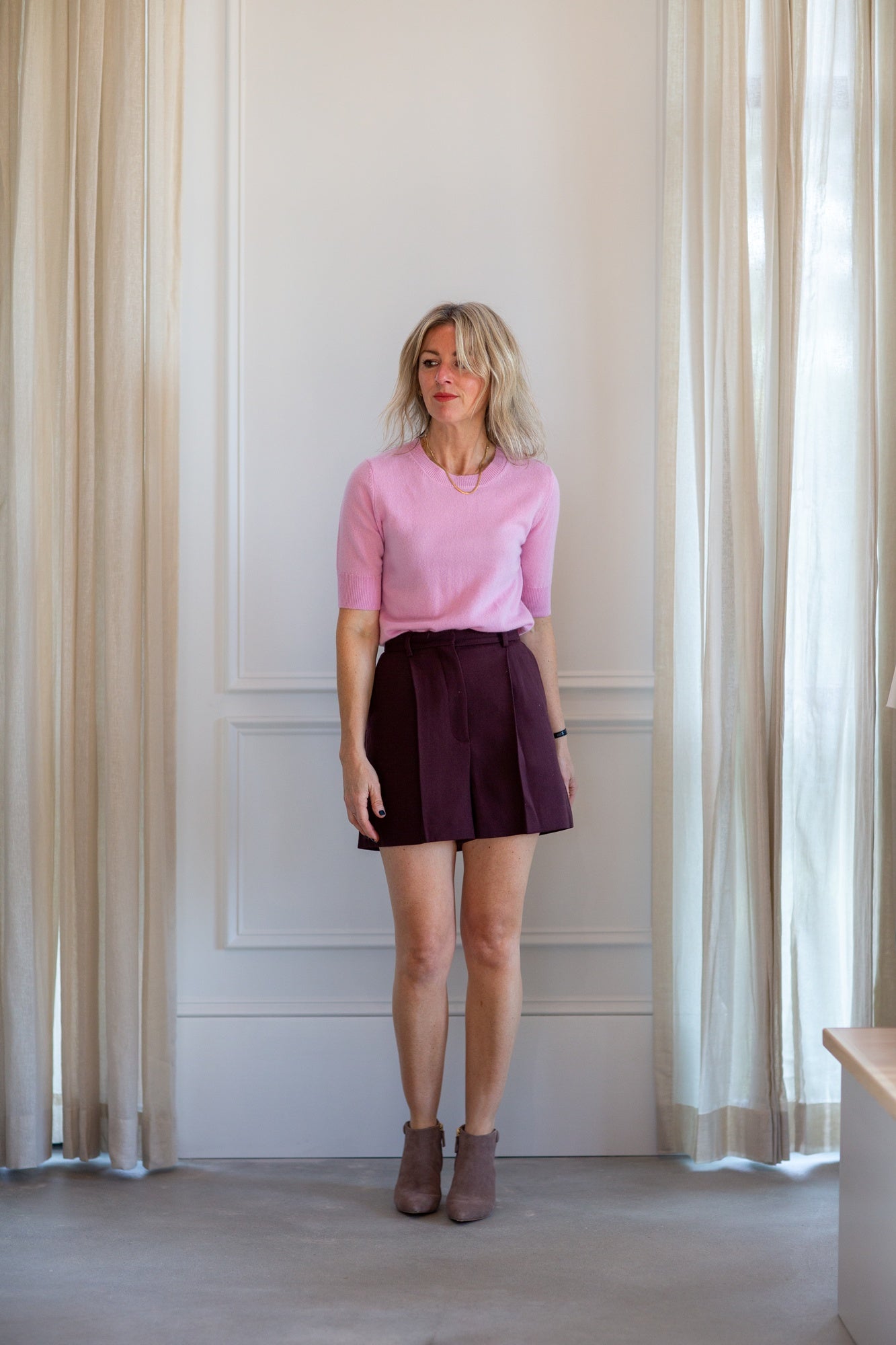 model wearing the herskind therese sweater and reggy shorts