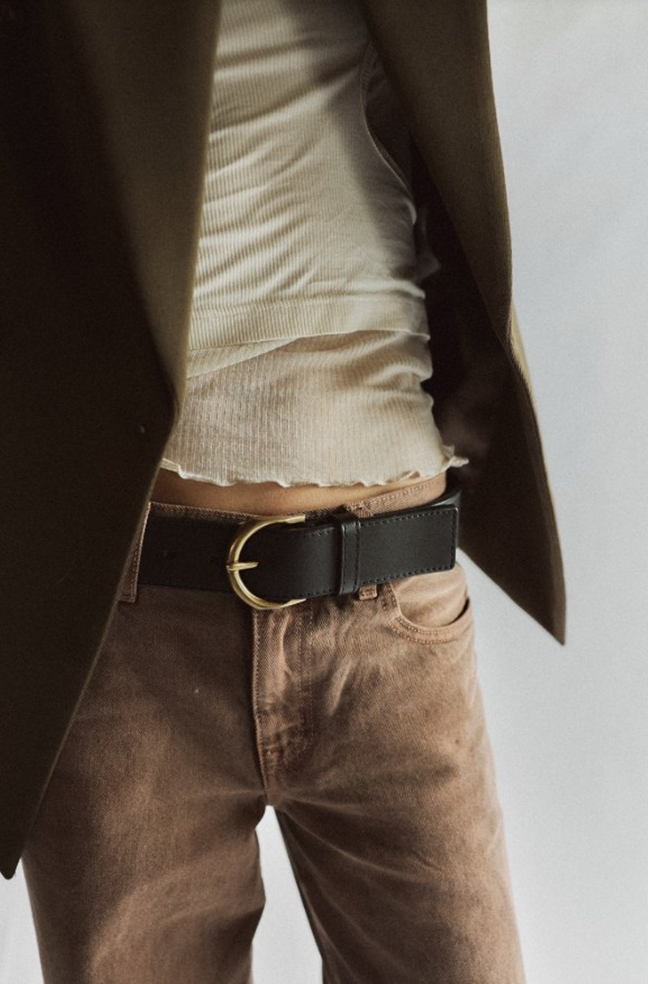 model wearing the janessa leone cato belt in black