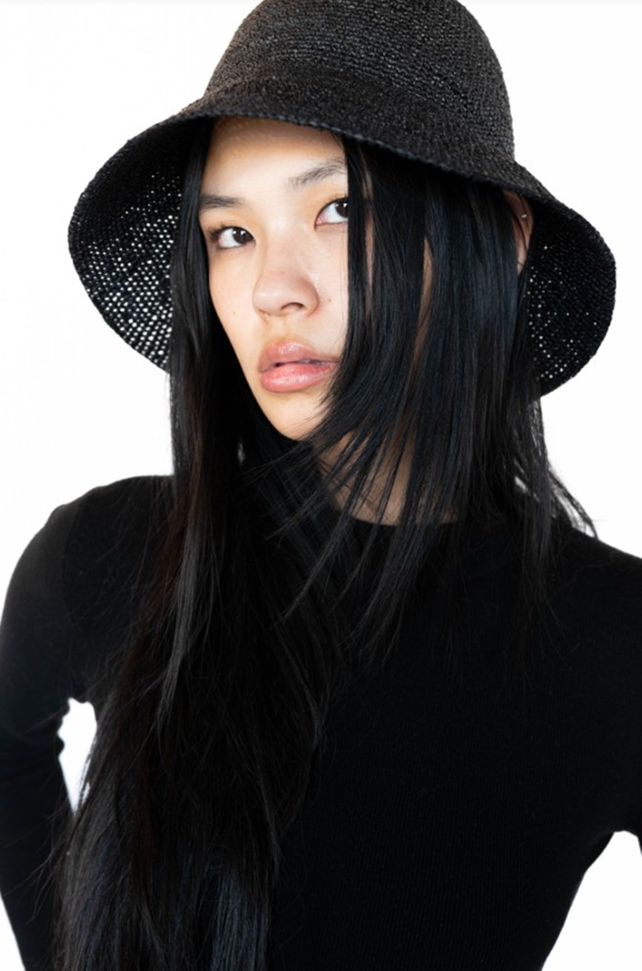 woman wearing the janessa leone felix hat in black