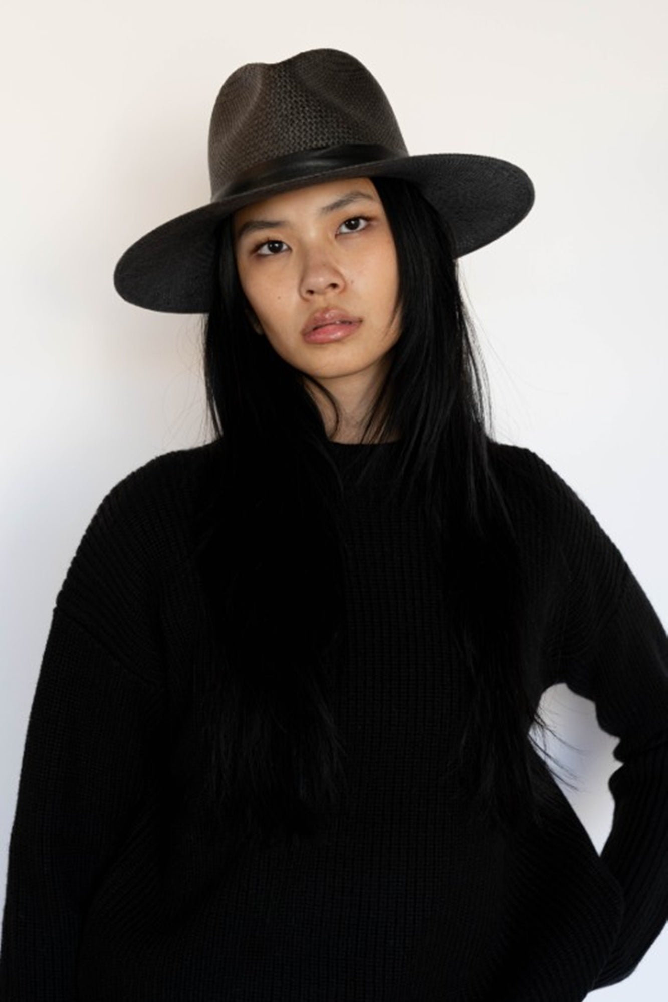 woman wearing the janessa leone simone hat in black