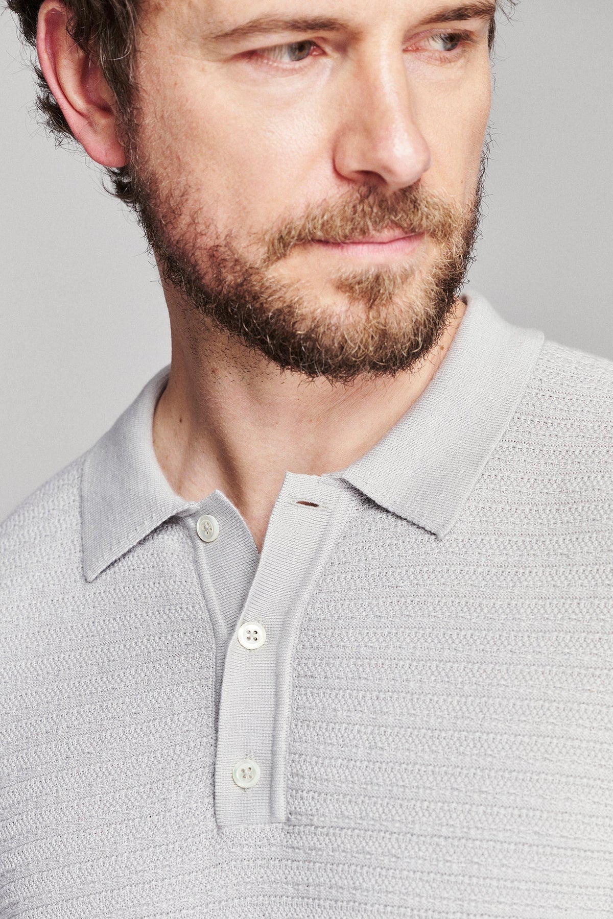 Billy Reid Long Sleeve Lachlan Links Polo in light grey cotton, worn close-up of the collar and smoke trochus buttons