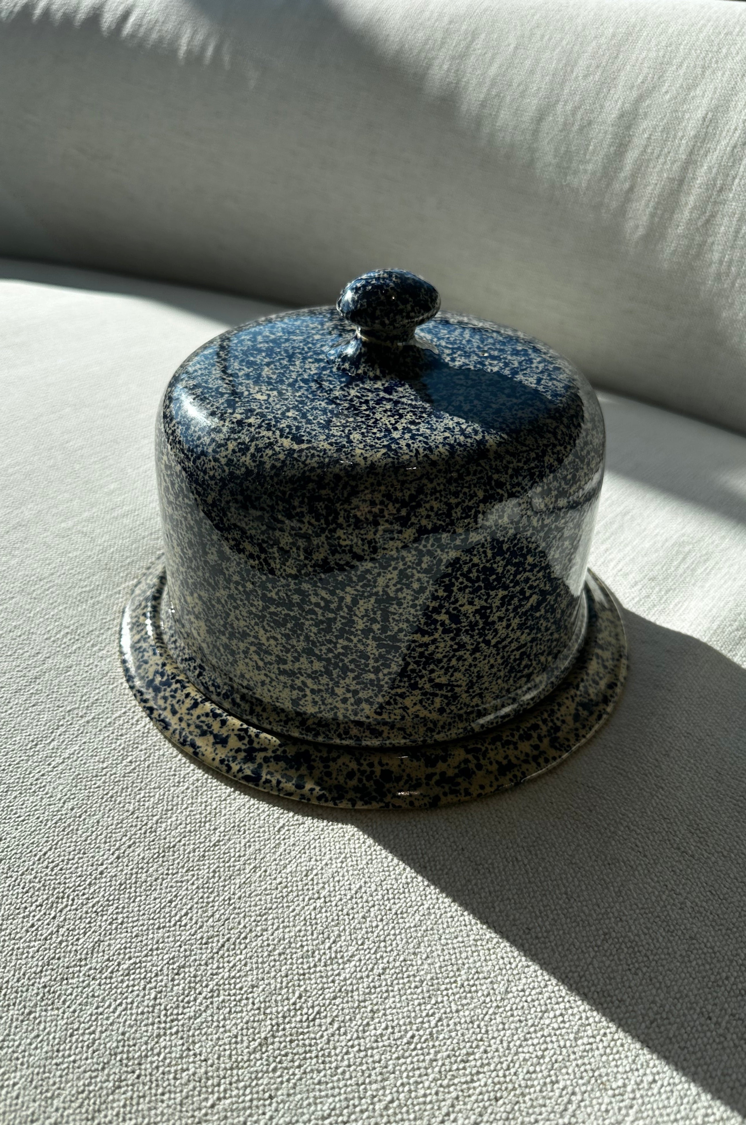 Vintage Moira Pottery England Crock Cheese Tray Dome w/Tray Tan & Blue Speckled