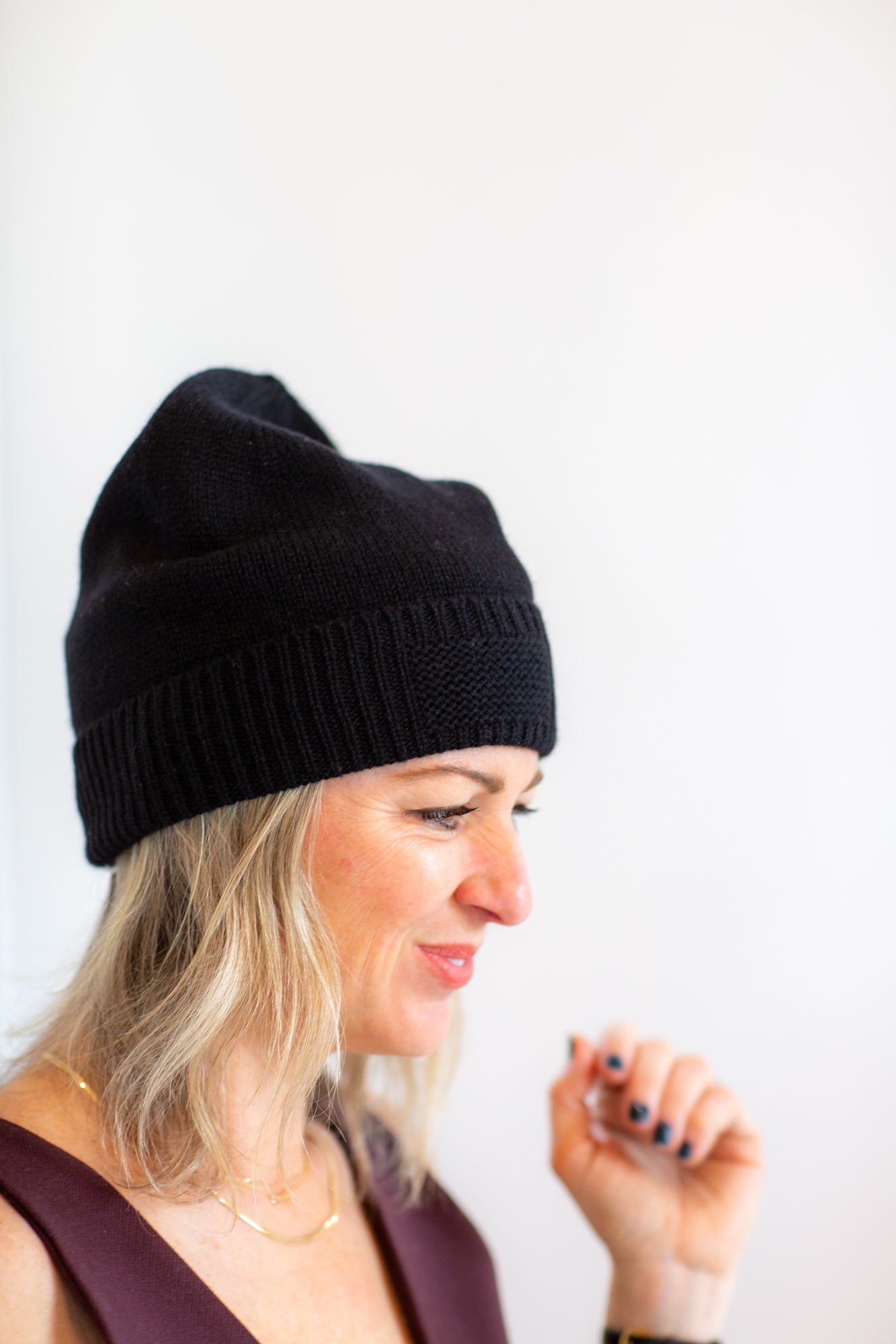model wearing the Guest in residence cashmere beanie in black
