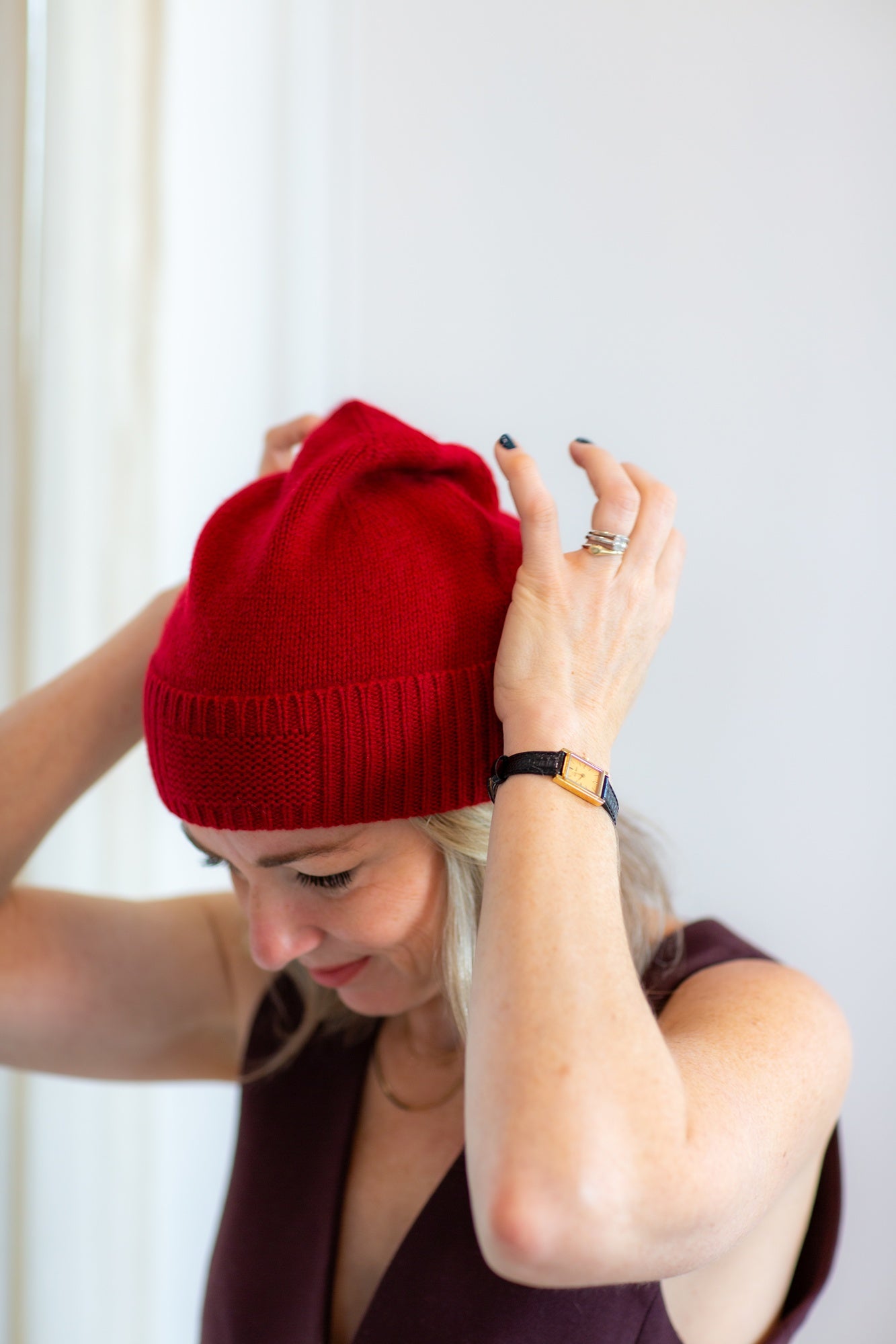 model wearing the Guest in residence rib cuffed beanie in red