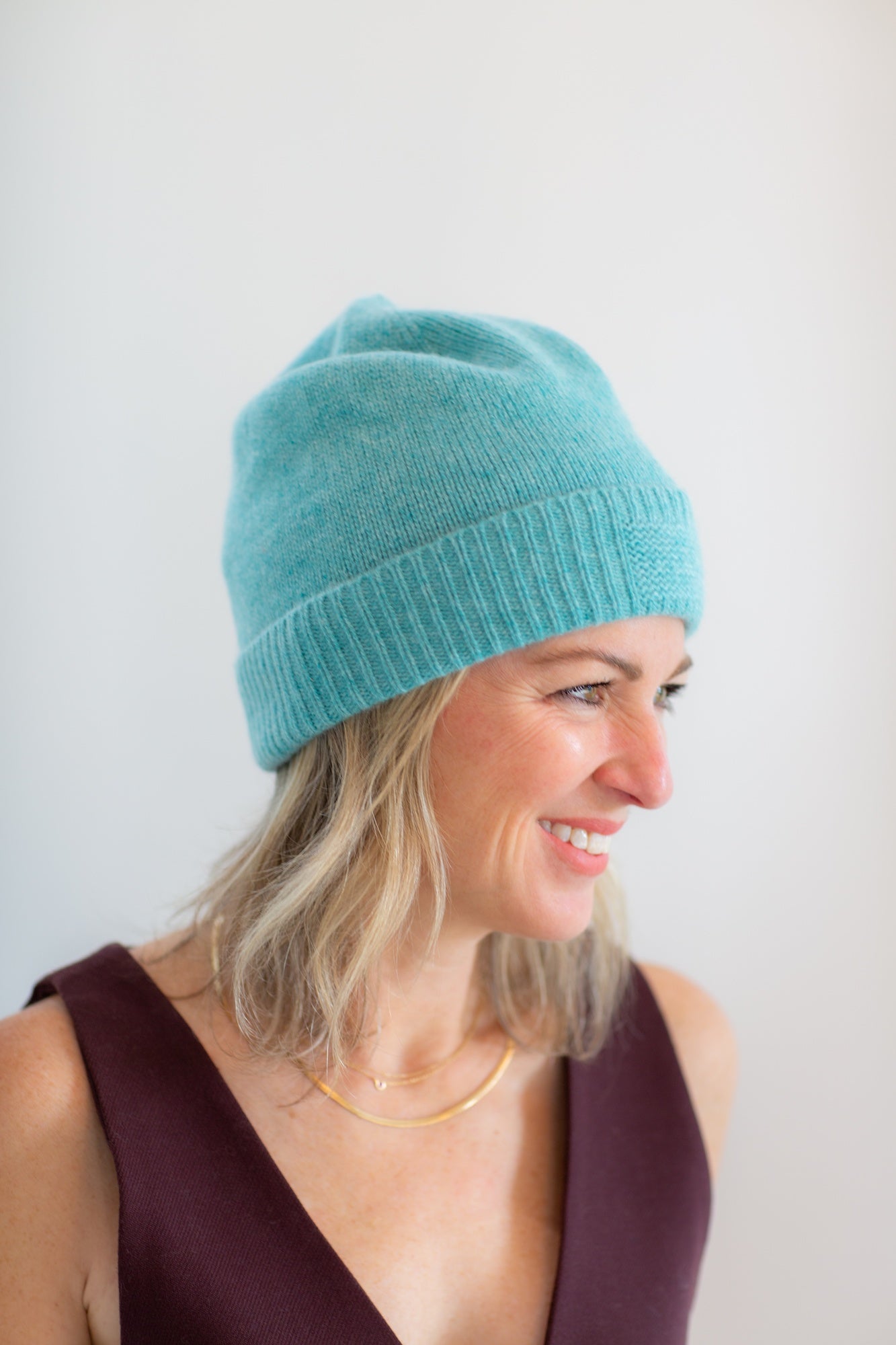 model wearing the guest in residence ribbed cuff beanie in turquoise