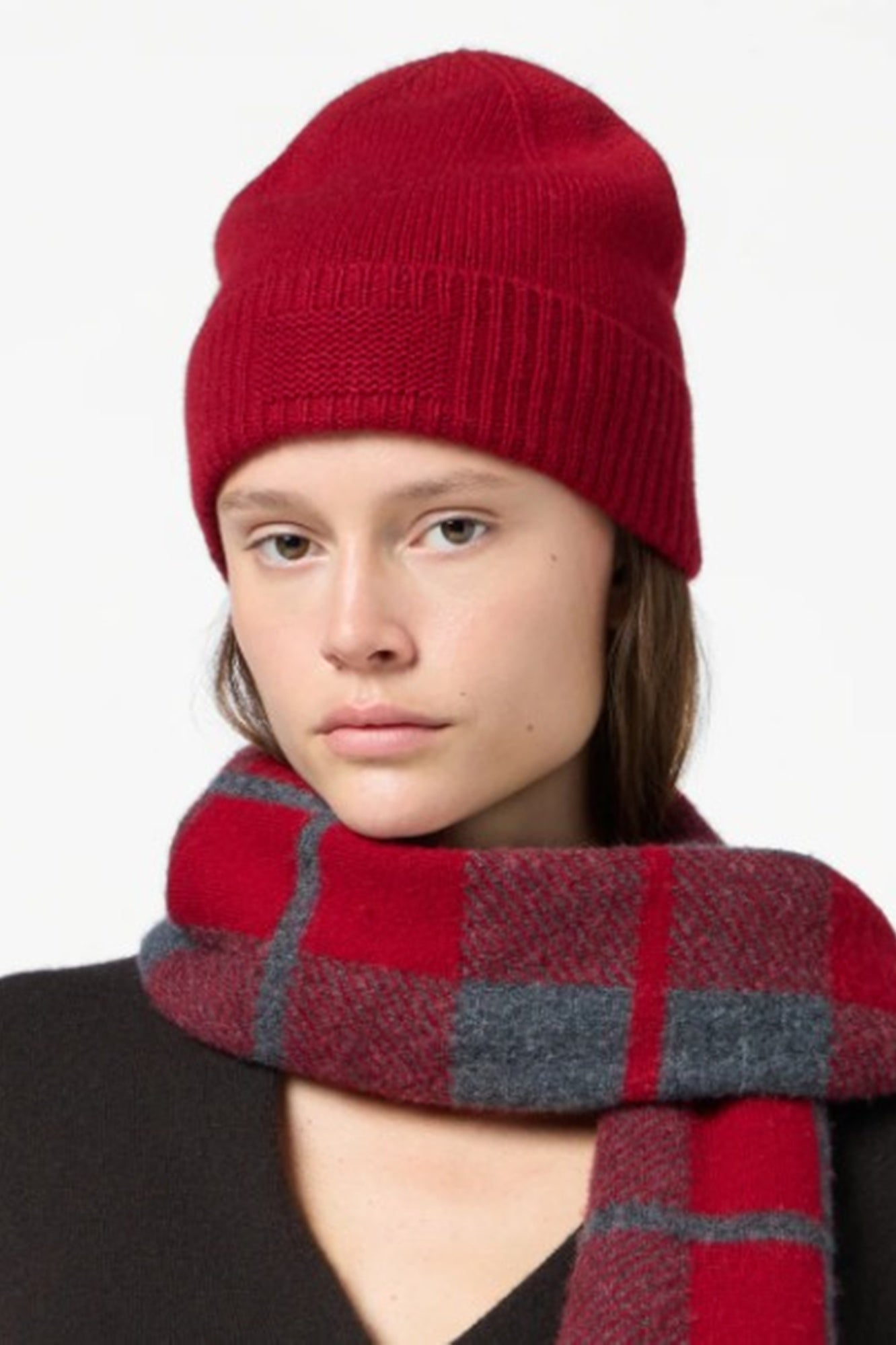 model wearing the Guest in Residence ribbed cuff beanie in red
