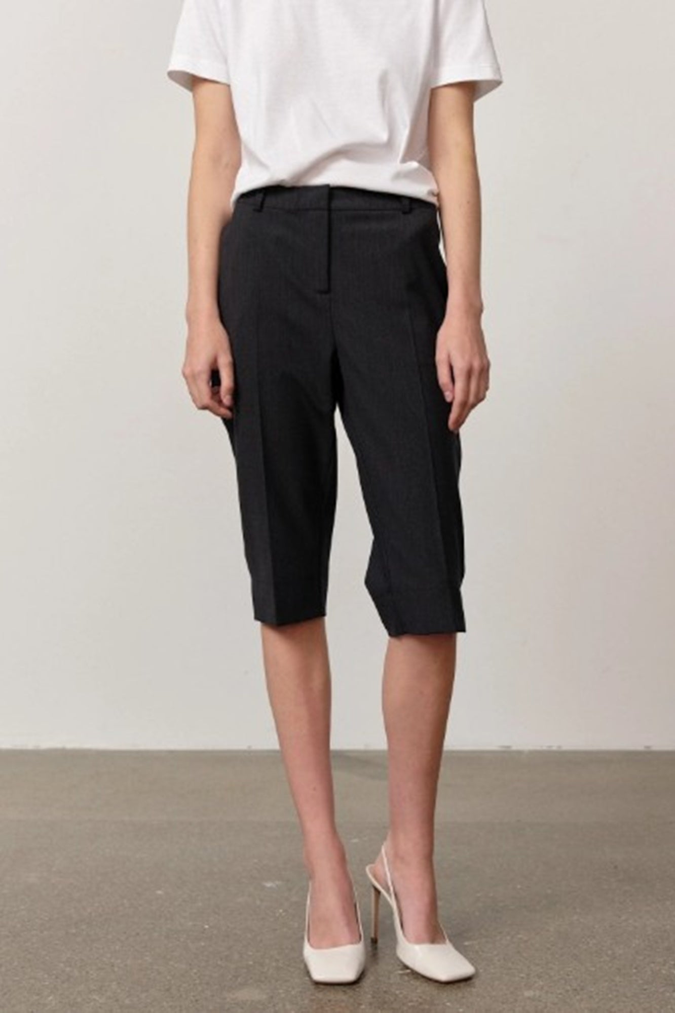 model wearing the Herskind Aliyah pants