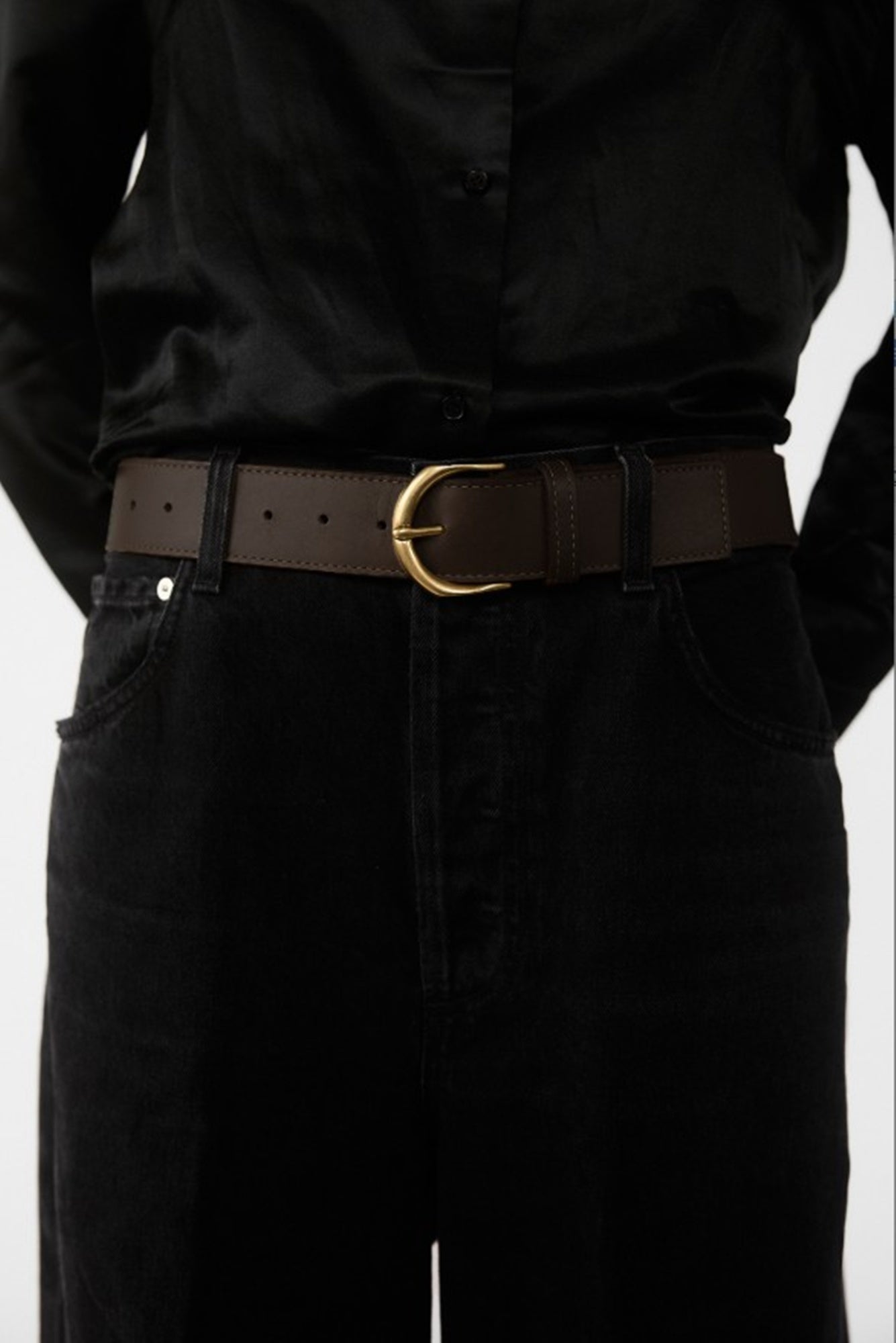 model wearing the janessa leone cato belt in mahogany