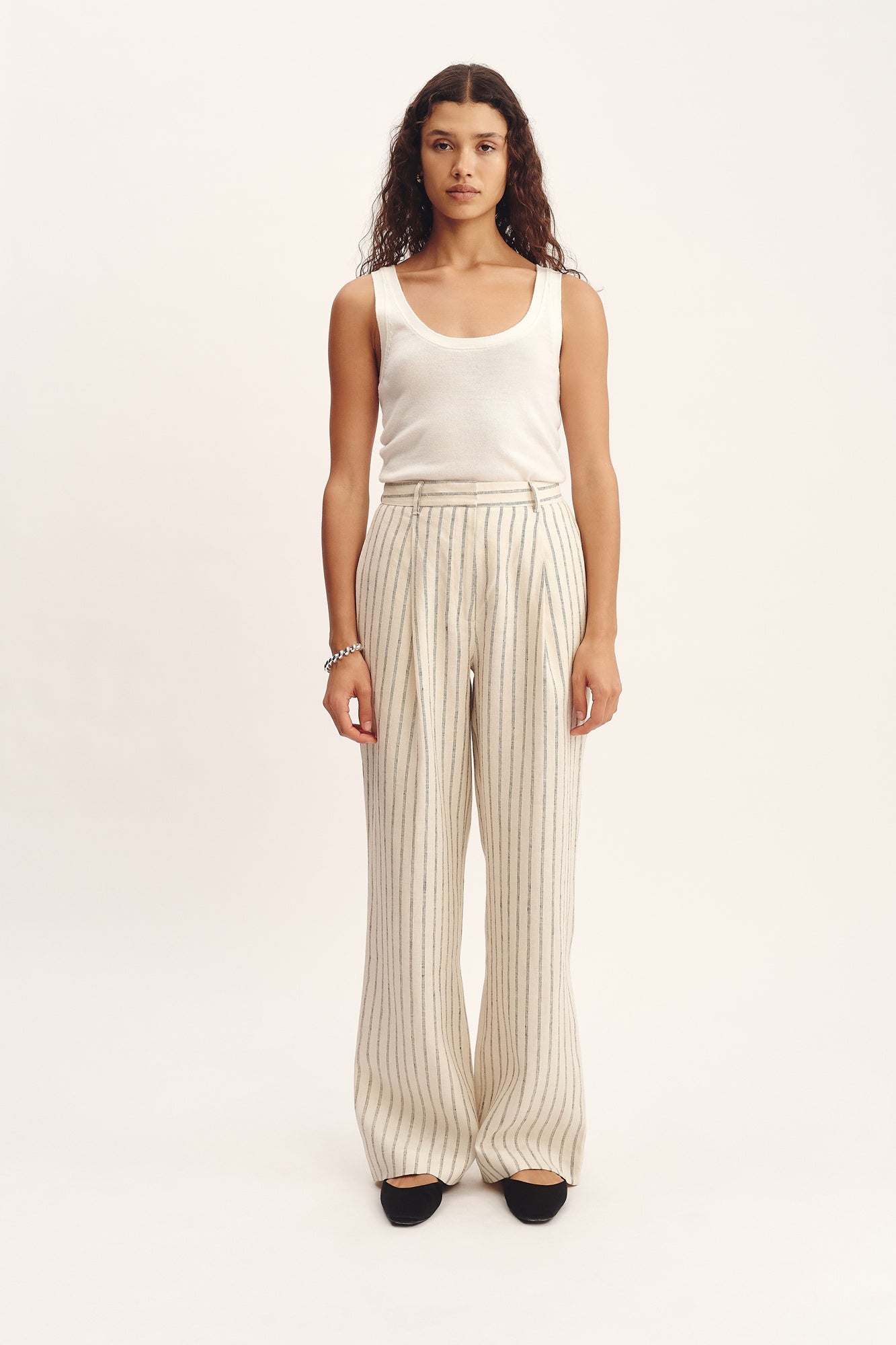 model wearing the Posse mackenzie trousers