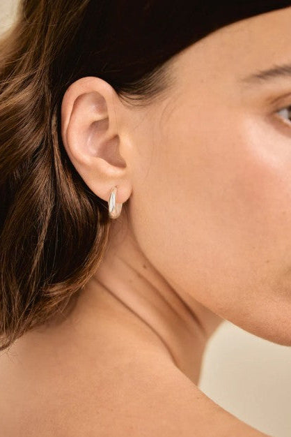 image of a model wearing the Studio Bille Blanche Hoops